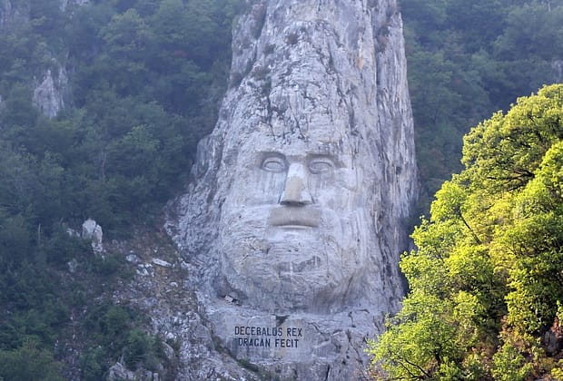Românii, copleșiți de teorii aberante despre daci: l-au adoptat pe Iisus, au colonizat Danemarca, au construit tuneluri sub Carpați