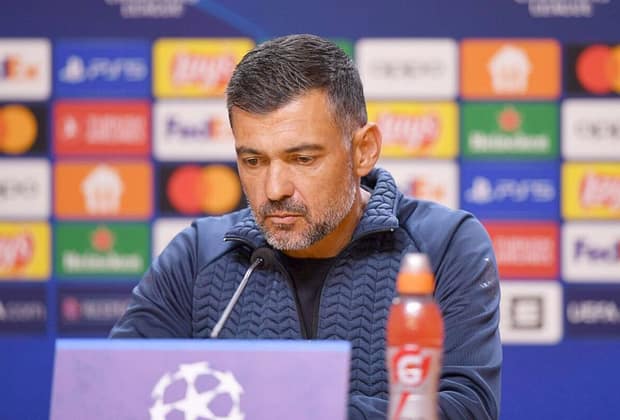 Feyenoord -a concediat antrenorul cu două zile înaintea partidei cu AC Milan
