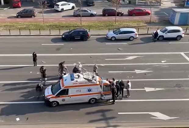 VIDEO Ambulanță răsturnată în accident, cu răniți înăuntru, repusă pe roți de martori. Un medic atrage atenția împotriva unui astfel de gest