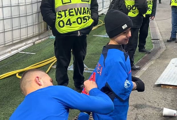 FCSB -0. Lacrimi de bucurie după gestul de suflet al lui Daniel Bîrligea: „Te iubesc!” » Moment emoționant surprins de reporterul GSP la Arena Națională