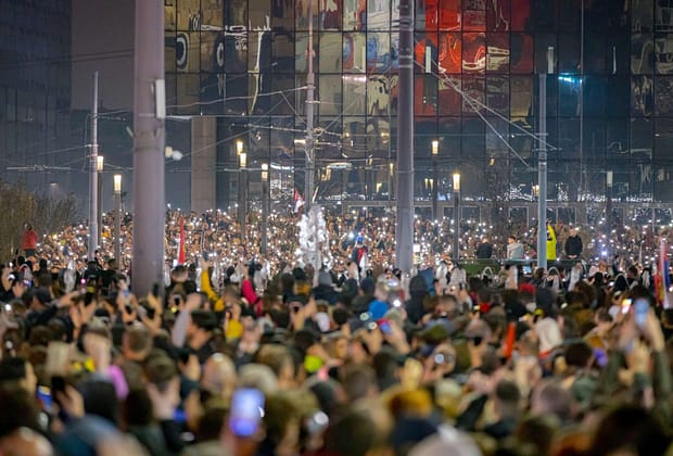 Sute de mii de sârbi cer ONU să investigheze folosirea unui tun acustic la protestele din Belgrad