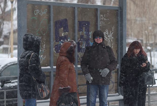 Ninge în București. Alerta de vreme rea se prelungește. Urmează zile cu minime de până la -10 grade / Județele aflate astăzi sub cod galben de viscol