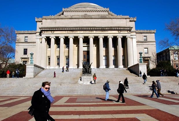 În doar 10 ani, s-a dublat numărul americanilor care cred că aceleași universități admirate în toată lumea afectează negativ America