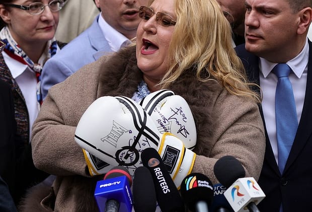 Șoșoacă îl desființează pe Simion: „Mai multe șanse am eu să fiu 90-60-90, decât să ajungă el președinte”