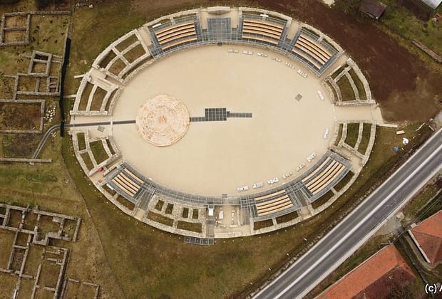 Ironii pe seama amfiteatrului din Sarmizegetusa romană, după restaurare: „Arată mai mult a stadion comunal”