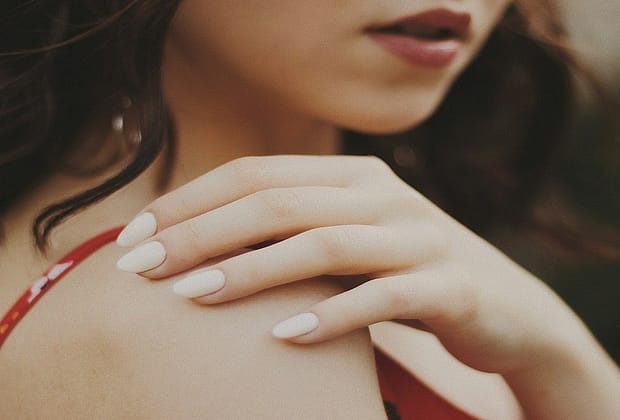 Cum îndepărtezi corect oja semipermanentă fără să îți afectezi unghiile?