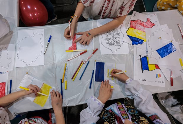 O româncă din diaspora descrie momentul istoric prin care trecem: „Acum are loc o transformare a societății în haite”