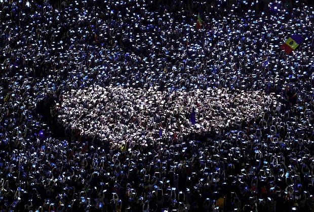 Autorul fotografiei virale de la mitingul „EuRo Manifest” dezvăluie povestea din spatele imaginii: „A început cu vreo patru zile de telefoane date”
