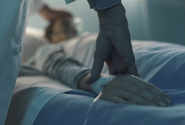 De ce se întorc unii oameni din moarte. Explicația părintelui Luca / video