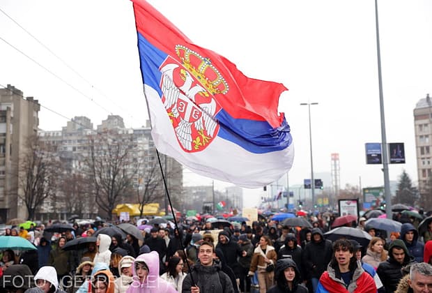 Confruntări la Belgrad. Update: Peste 100.000 de protestatari în capitala Serbiei / Guvernul acuză Occidentul că vrea să destabilizeze țara / video