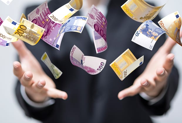Declarațiile de avere și interese ale politicienilor, secretizate prin decizia CCR. Nu mai cuprind averile soților și copiilor