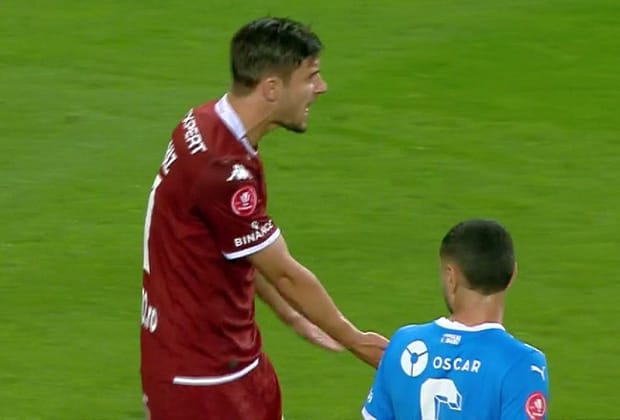 Conflict pe teren! Doi jucători de la Rapid s-au certat în timpul meciului cu Universitatea Craiova
