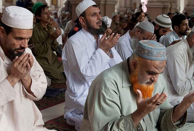 Britanicii se roagă zilnic la Allah să nu intre în recesiune din cauza tarifelor lui Trump