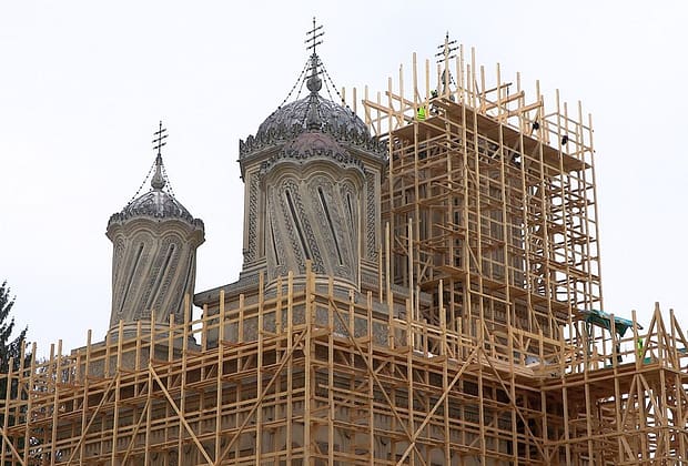 Bijuteriile spirituale ale Argeșului, în restaurare: Mănăstirea Curtea de Argeș și Biserica Domnească primesc o nouă viață