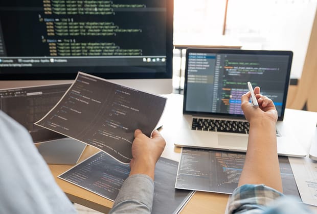 Șeful Microsoft spune că aproape 30% dintre liniile de cod din produsele companiei sunt scrise de AI