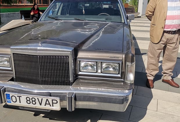 Cum arată „mașina președinților”, bătrâna Minerva. Retro Parada Primăverii a adus mașini de legendă în Slatina