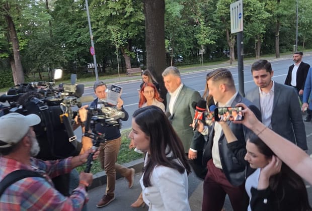 Ce i-a strigat Moșteanu (USR) lui Ciolacu (PSD) înainte de publicarea exit poll-urilor, în plină stradă
