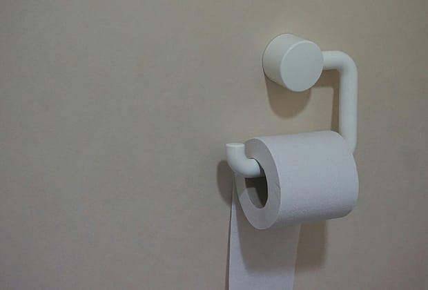 Ai acest obicei la baie? Risc de hemoroizi cu 46% mai mare