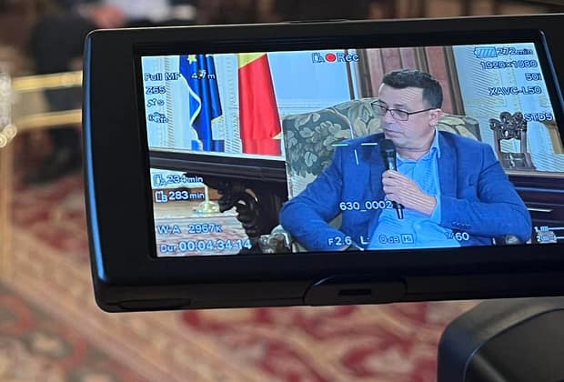 Ce se întâmplă în culisele România TV în timpul emisiei oprite. Ciutacu a publicat imaginea zilei