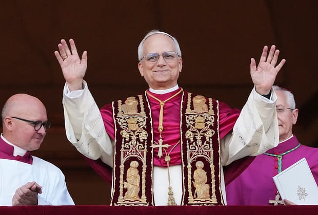 Momentul în care Papa Leon al XIV-lea a apărut pe balcon și a salutat credincioșii – VIDEO