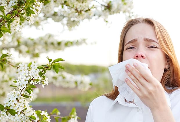 Răceală vs. alergie: Diferențele-cheie care îți spun ce te-a lovit în plin sezon al polenului