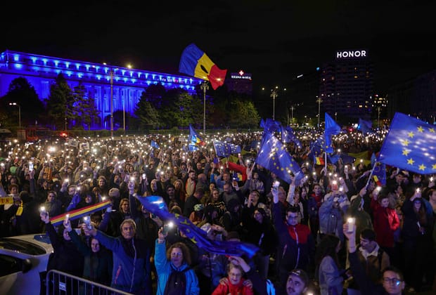Mobilizare fără precedent: Zeci de mii de oameni în București la cel mai mare miting pro-european al ultimilor ani / „Niet, Kremlin. Yes, Europe” la Timișoara / Piața Victoriei plină de luminile telefoanelor – VIDEO
