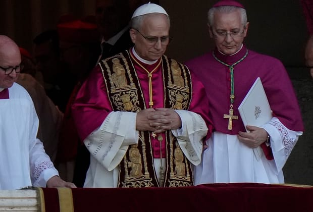 Papa Leon al XIV-lea apare pentru prima dată în fața credincioșilor din întreaga lume. Va rosti tradiționala rugăciune de la balconul Bazilicii Sfântul Petru