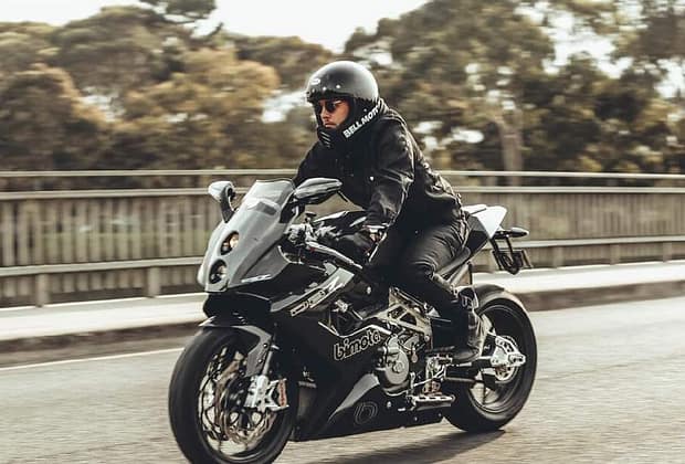 Unui motociclist care își turează motorul îi vibrează curul mai mult decât unei videochatiste