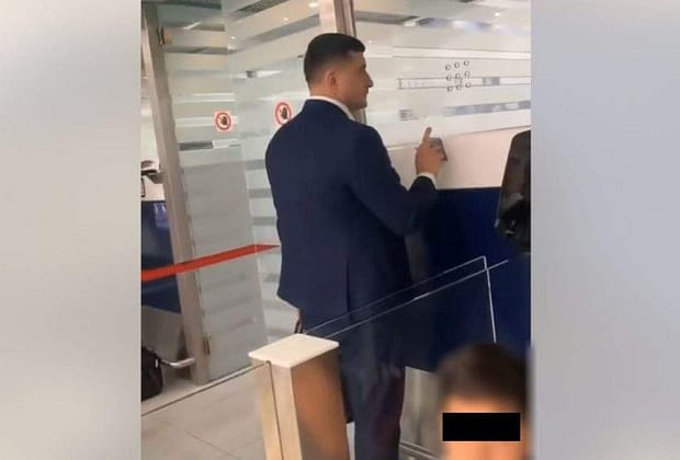 Deși s-a băgat în față la controlul pașapoartelor, Simion insistă că lui îi place în spate