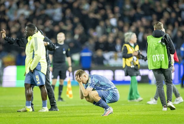 Dramă incredibilă în Eredivisie! A fost răpusă în minutul 90+9, cu om în plus, și este la un pas de a rata titlul
