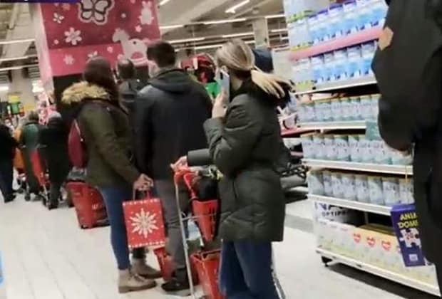 Fumătorii vor avea voie maxim 2 încercări când cumpără țigări, ca să nu mai țină coada