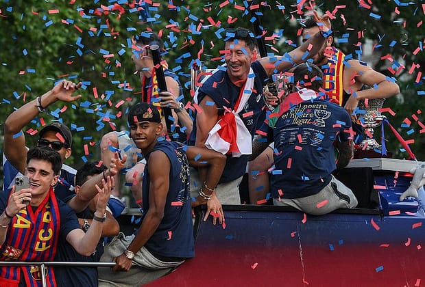 Barcelona a sărbătorit în stil mare titlul din LaLiga » 700.000 de oameni pe străzi, Lamine Yamal show și în autocar