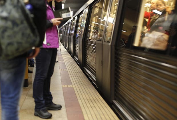 Incendiu la metrou, în București, circulație pe un singur fir.  Mai multe persoane evacuate, ca măsură de precauție. Pompierii au intervenit