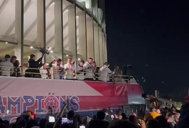 Nebunie în București! FCSB a declanșat fiesta pe străzi cu trofeul de campioană: manele în autocar și paradă triumfală