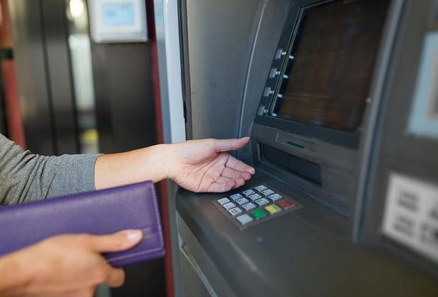 Plită fierbinte pe masa noului președinte: Decalajul salariilor nete dintre stat și privat a crescut puternic, după 3 ani de scădere. Salariile nete la stat – mai mari al 9-lea an la rând