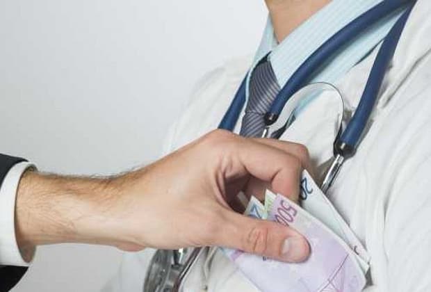 Medic reținut pentru șpaga primită de la un pacient. Cât i-a cerut pentru eliberarea unui document