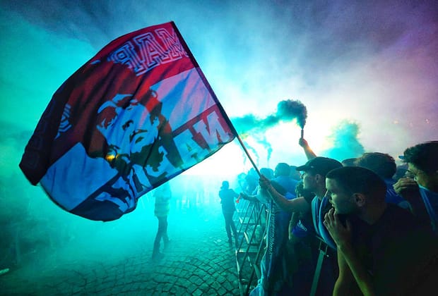 Imagini senzaționale de la Napoli » NEBUNIE în oraș în ziua în care clubul a luat al patrulea titlu din istorie