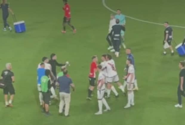 Gest incredibil al lui Andrei Rațiu: și-a lovit cu capul un coleg, după meciul care a dus Rayo în cupele europene