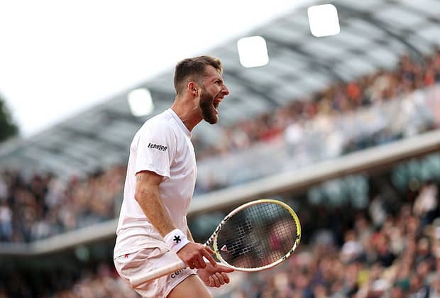 Lovitura zilei la Roland Garros! Și-a aruncat racheta pe zgură și a sărbătorit cu fanii