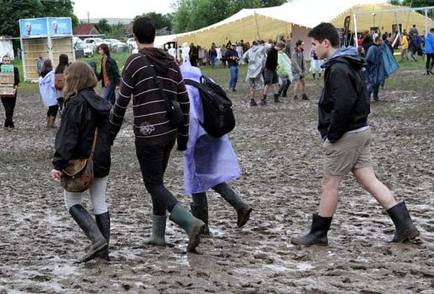 De ce se droghează lumea la festival? Fără droguri auzi muzica aia de kkt!
