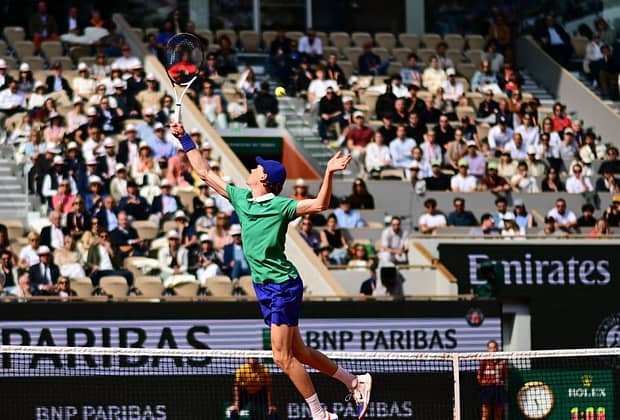 Ce a făcut Jannik Sinner în meciul cu „revelația” Bublik, în sferturile Roland Garros 2025. Avem semifinalele din turneul masculin