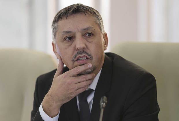 Ministrul Daniel David vrea ca profesorii să stea 8 ore pe zi în școală: Dacă ești plătit pentru 8 ore, stai 8 ore