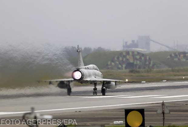 O patrulă de avioane de luptă franceze au conturat emblema Ucrainei în timpul unui zbor deasupra Mării Negre