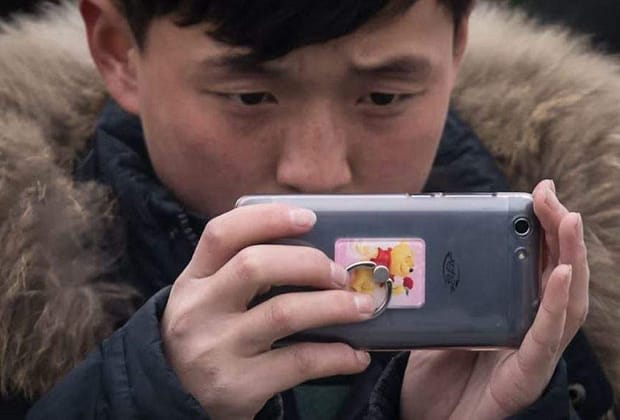 Smartphone-ul nordcoreean arată cât de bine e acolo. N-au grupuri de părinţi pe Whatsapp!