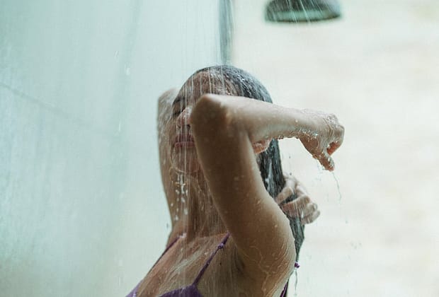 Ce să nu faci niciodată după duș și cum să ai o piele sănătoasă pe termen lung, potrivit dermatologilor
