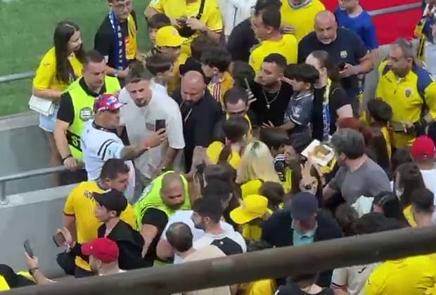 Atracția principală! Radu Drăgușin, ”asaltat” la pauza meciului România