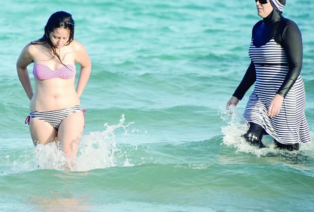 Noul guvern islamist din Siria ordonă femeilor să poarte burkini pe plajă, dar permite aparațiile în bikini în cluburile private și hotelurile de lux