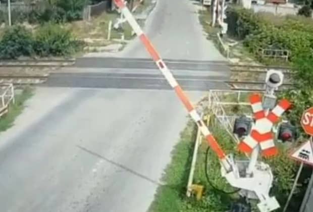 Șofer inconștient, filmat ocolind bariera coborâtă la o trecere la nivel cu calea ferată. Cum a fost sancționat