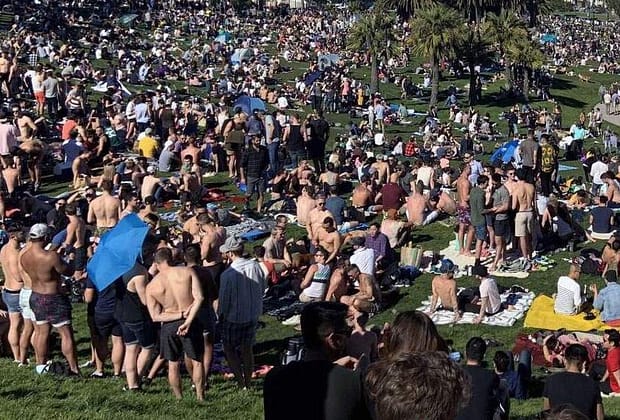 Pentru că li s-a închis forumul, 60.000 de onanişti şi-au dat întâlnire diseară în parc