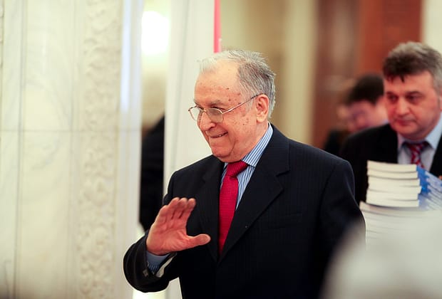 Tratament personalizat. Iliescu are cancer pulmonar. De ce medicina nu mai întreabă „câți ani ai?”, ci „ce mutație ai?”